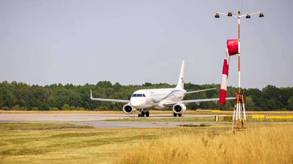 die-embraer-e190lr-der-luebeck-air-vor-dem-start-flughafen-luebeck-blankensee-luebecker-stadtgescheh.webp
