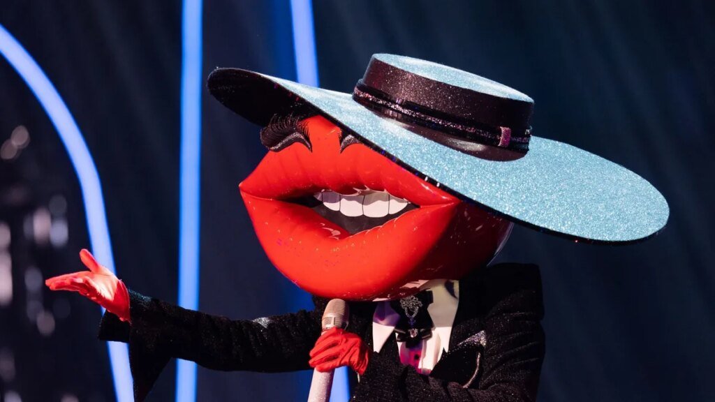 die-figur-kiss-steht-in-der-prosieben-show-the-masked-singer-auf-der-buehne.jpg