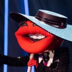 die-figur-kiss-steht-in-der-prosieben-show-the-masked-singer-auf-der-buehne.jpg