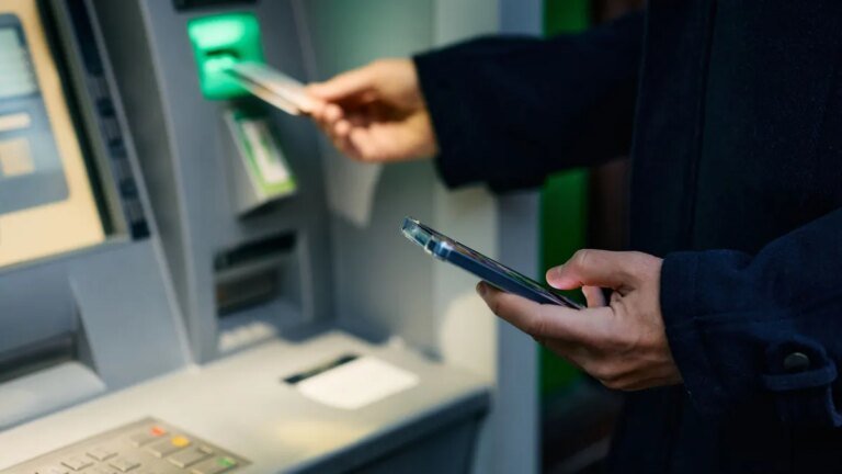 die-hoehe-einer-bargeldabhebung-bei-einer-dispoueberziehung-wird-von-ihrer-bank-festgelegt.jpg