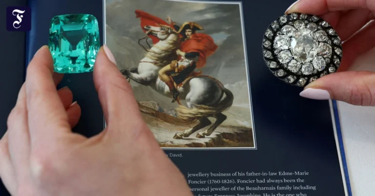 die-mit-diamanten-besetzte.jpg.webp.webp