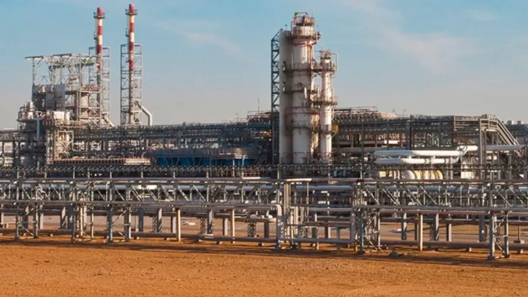 die-russische-wolgograd-raffinerie-der-firma-lukoil-soll-von-ukrainischen-drohnen-angegriffen-worden.webp
