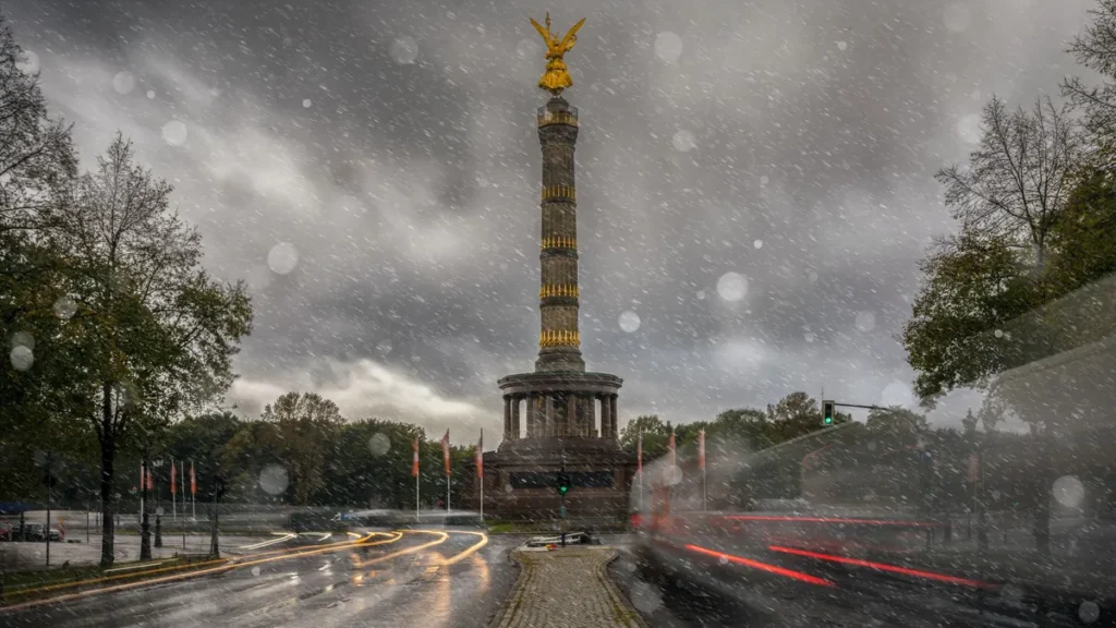 die-siegessaeule-bei-regen-in-berlin-symbolbild-nach-dem-sonnigen-wochenende-kuendigte-sich-in-berli.webp
