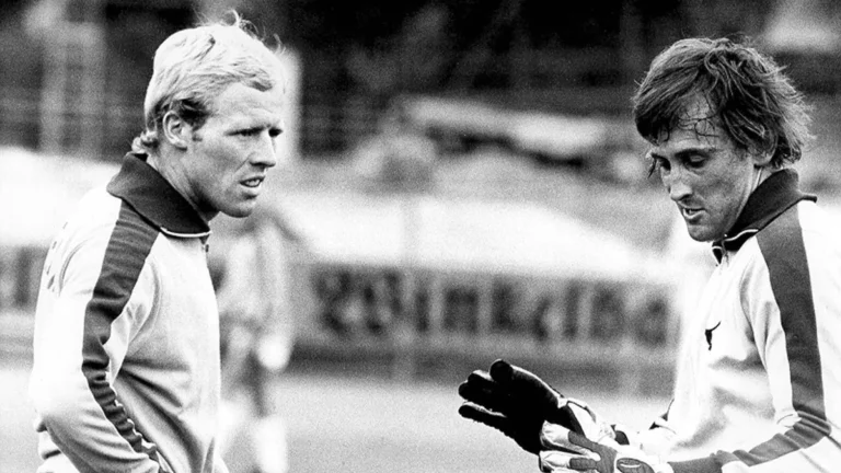 die-torwartkollegen-albert-voss-li-und-dieter-burdenski-bremen-beim-training-fussball-1-bl-herren-sa.webp