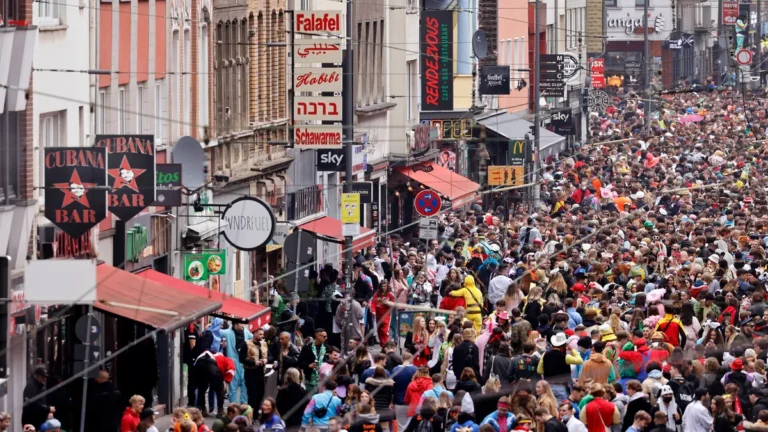 die-zuelpicher-strasse-in-koeln-archivbild-am-11-11-werden-erneut-tausende-jecke-am-party-hotspot-er.webp