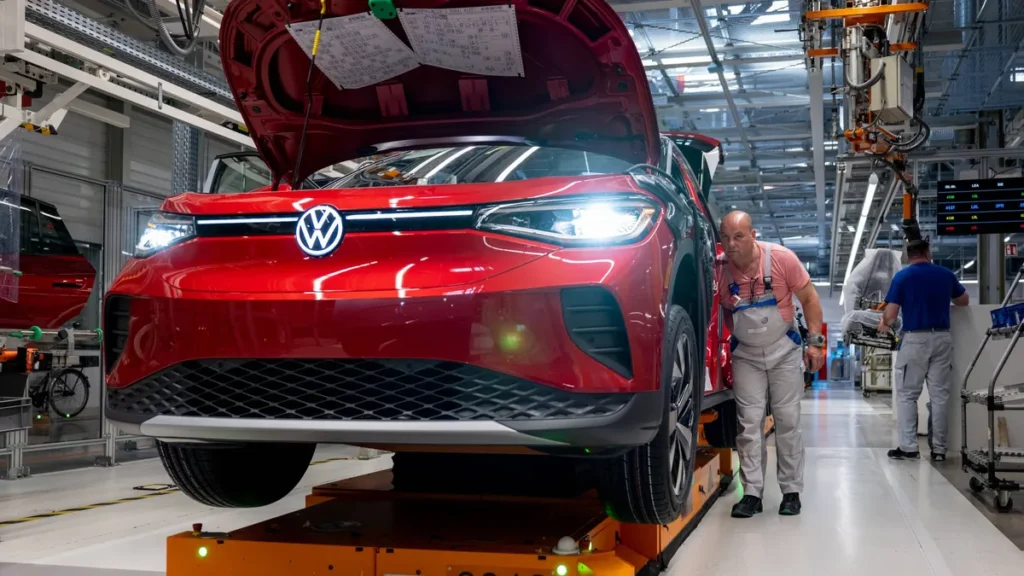 e-auto-fabrik-von-volkswagen-verglichen-mit-2021-wurden-im-vergangenen-jahr-rund-ein-drittel-mehr-el.webp