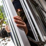 ein-auch-nur-kurz-gekipptes-fenster-kann-zum-einfallstor-fuer-einbrecher-werden-symbolbild.jpg