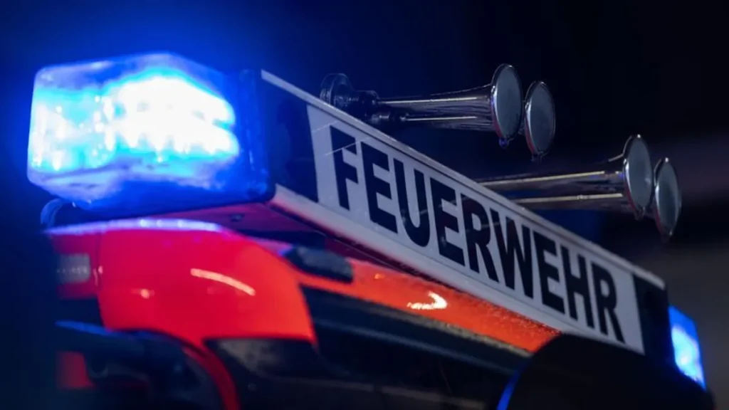ein-einsatzfahrzeug-der-feuerwehr-mit-blaulicht-symbolbild-in-niehl-kam-es-in-der-nacht-zu-einem-bal.webp