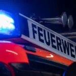 ein-einsatzfahrzeug-der-feuerwehr-mit-blaulicht-symbolbild-in-niehl-kam-es-in-der-nacht-zu-einem-bal.webp