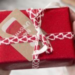ein-geschenk-wird-ueberreicht-ideen-die-geschwisterherzen-hoeherschlagen-lassen.jpg