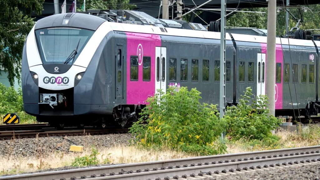 ein-nahverkehrszug-von-enno-faehrt-in-den-hauptbahnhof-ein.jpg