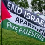 eine-palaestinensische-flagge-mit-der-aufschrift-end-israeli-apartheid-free-palestine-eine-geplante.webp