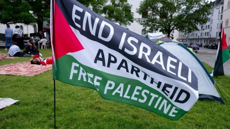 eine-palaestinensische-flagge-mit-der-aufschrift-end-israeli-apartheid-free-palestine-eine-geplante.webp