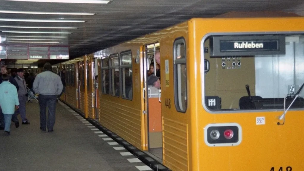 einer-der-ersten-zuege-am-u-bahnhof-vinetastrasse-archivbild-heute-zaehlt-die-u2-zu-einer-der-wichti.webp