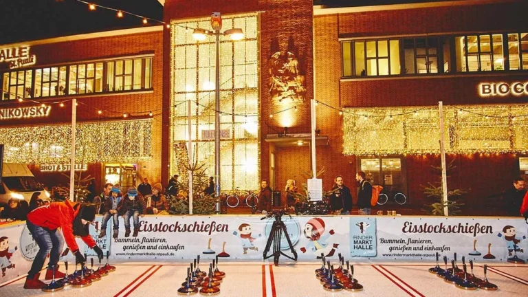 eisstockschiessen-an-der-rindermarkthalle-ab-dem-12-november-geht-der-kleine-weihnachtsmarkt-auf-st.webp