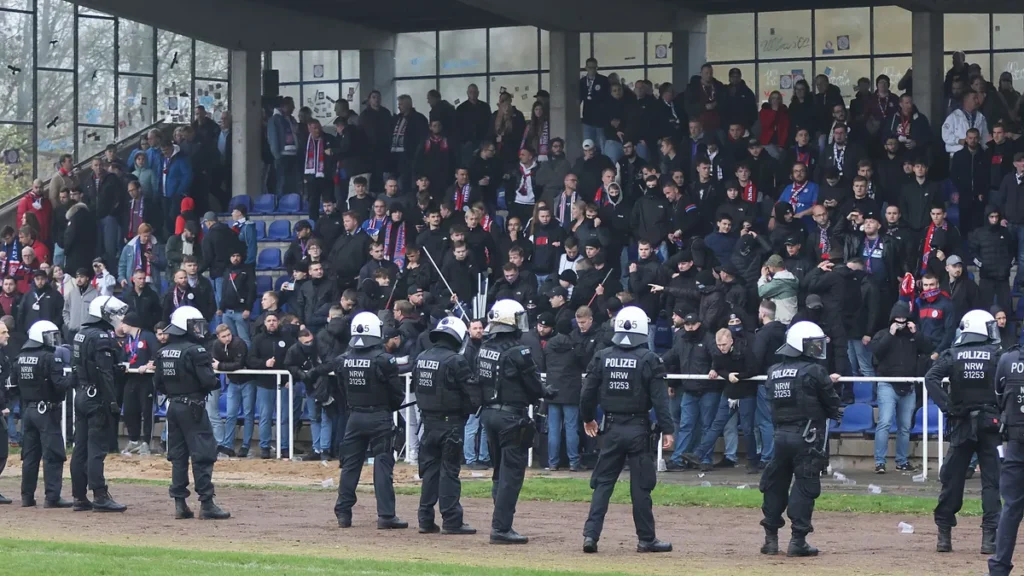 fans-am-sportzentrum-in-meerbusch-buederich-die-polizei-postierte-sich-vor-den-wuppertaler-anhaenger.webp