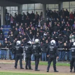 fans-am-sportzentrum-in-meerbusch-buederich-die-polizei-postierte-sich-vor-den-wuppertaler-anhaenger.webp