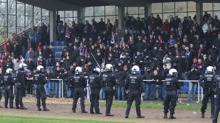 fans-am-sportzentrum-in-meerbusch-buederich-die-polizei-postierte-sich-vor-den-wuppertaler-anhaenger.webp