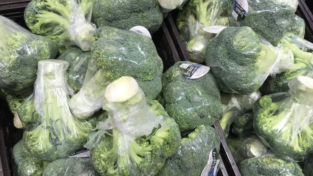 folierte-brokkoli-beim-lebesnmittel-discounter-frisches-gemuese-in-folie-verpackt-plastiikmuell-foil.webp
