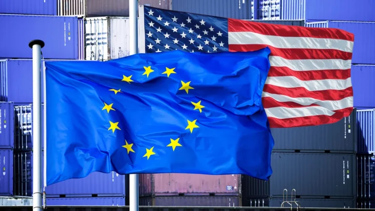 fotomontage-eu-und-us-fahne-vor-gestapelten-containern-zollstreit-und-zollabkommen-zwischen-eu-und-u.webp