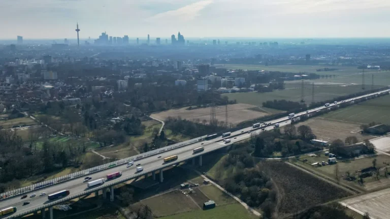 frankfurt-moechte-gerne-einen-neuen-stadtteil-oestlich-der-a5-hinten-im-bild-bauen-aber-was-sagt-die.webp
