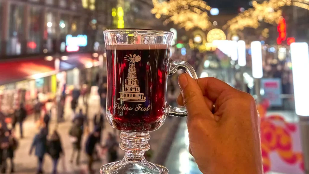 gluehwein-in-hannover-symbolbild-die-weihnachtsmaerkte-sind-zum-grossteil-bis-zum-22-dezember-2023-g.webp