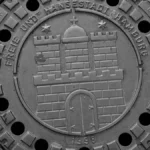 gullideckel-in-der-hafencity-hansestadt-hamburg-hamburg-deutschland-europa-gullideckel-in-the-hafenc.webp