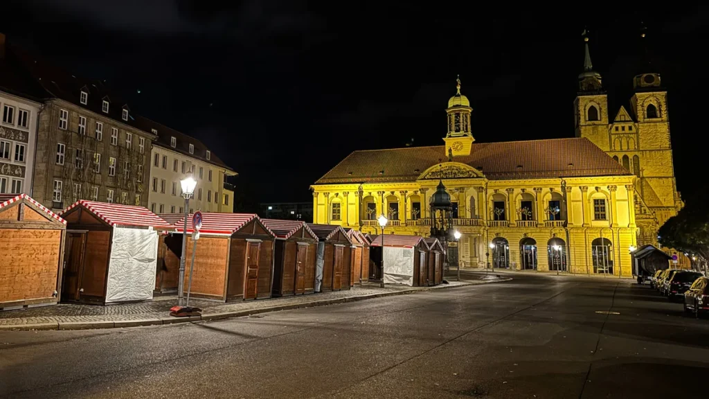 in-magdeburg-sachsen-anhalt-stehen-am-sonntagabend-26-102025-die-ersten-buden-fuer-den-aufbau-des-we.webp
