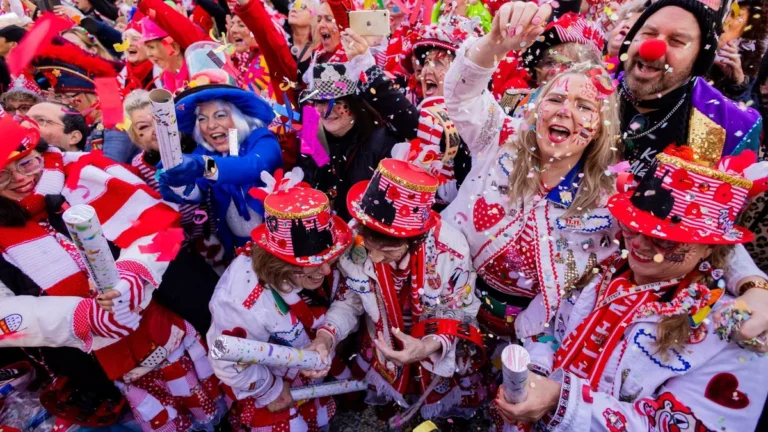 jecken-feiern-den-auftakt-der-karnevalssession-auf-dem-heumarkt-in-koeln-die-polizei-hatte-den-ganze.webp