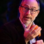 jimmy-wales-mitgruender-von-wikipedia-spricht-waehrend-der-vorstellung-seines-buchs.jpg