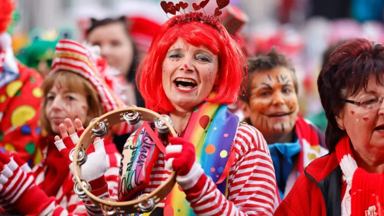 karnevalsauftakt-in-koeln-bei-der-sessionseroeffnung-auf-dem-heumarkt-feiern-verkleidete-jecken-und.webp