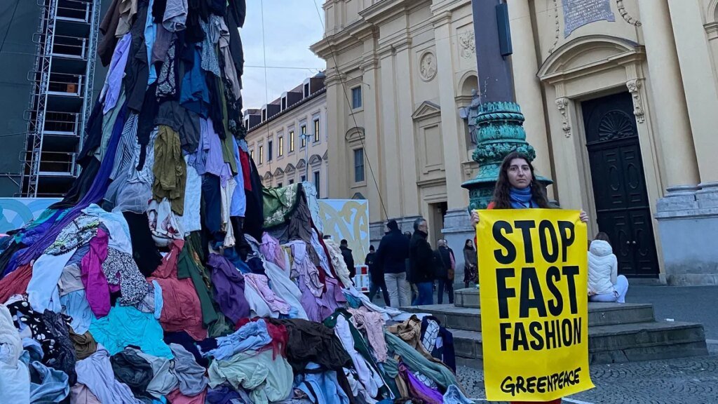 kleiderberg-als-protestaktion-von-greenpeace-in-muenchen.jpg
