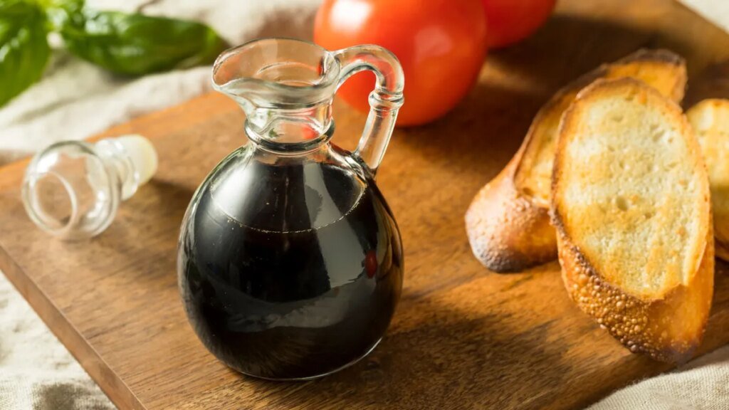 krug-mit-essig-balsamico-darf-auch-aus-deutschland-kommen.jpg