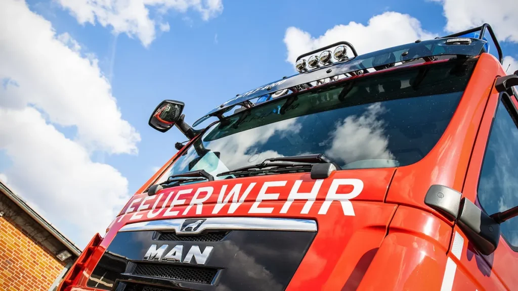 laer-deutschland-29-juli-2020-symbolbilder-2020-feuerwehrfahrzeug-tlf-4000-von-vorne-schriftzug-feue.webp