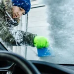 laestige-winter-routine-mit-den-richtigen-techniken-und-hilfsmitteln-bleiben-ihre-autoscheiben-auch.webp