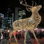 led-beleuchtetes-riesen-rentier-auf-dem-gibson-city-x-mas-weihnachtsmarkt-auf-dem-frankfurter-opernp.webp