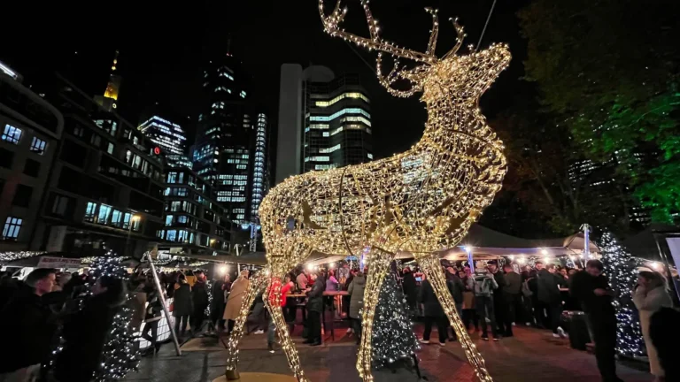 led-beleuchtetes-riesen-rentier-auf-dem-gibson-city-x-mas-weihnachtsmarkt-auf-dem-frankfurter-opernp.webp