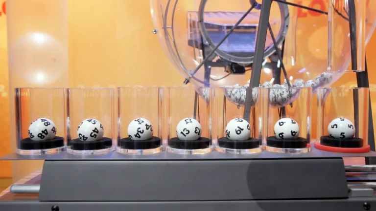 lotto-kugeln-bei-einer-ziehung-symbolfoto-der-klassiker-lotto-6aus49-wird-immer-mittwochs-und-samsta.webp