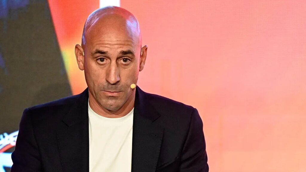 luis-rubiales-er-kuesste-spielerin-jennifer-hermoso-nach-dem-wm-finale-2023-auf-den-mund.jpg