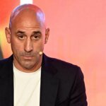 luis-rubiales-er-kuesste-spielerin-jennifer-hermoso-nach-dem-wm-finale-2023-auf-den-mund.jpg