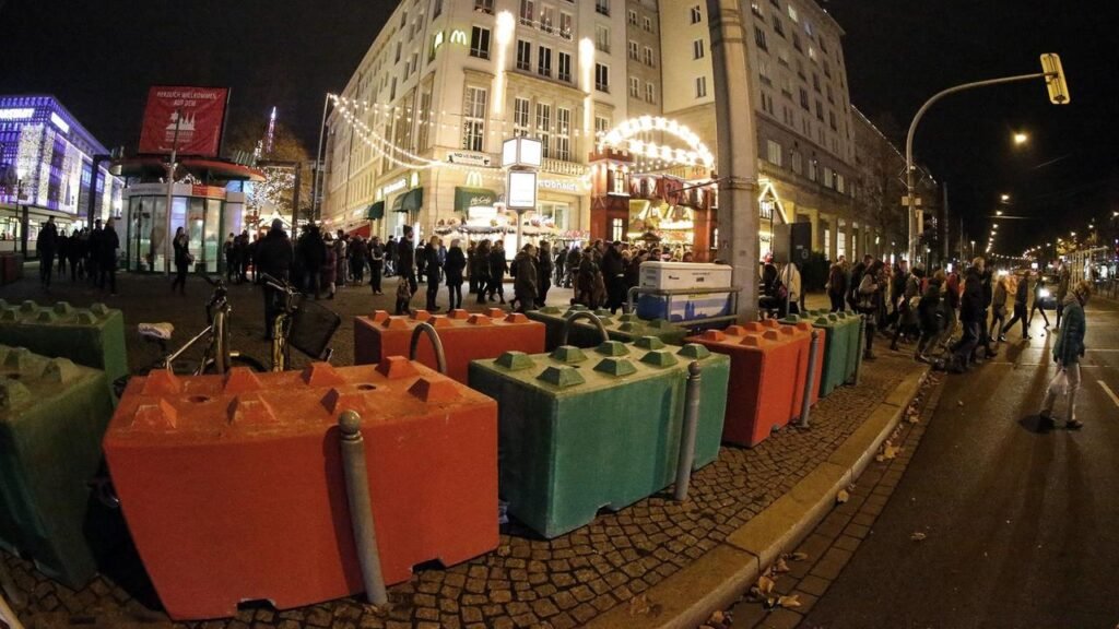 mdr-betonbloecke-stehen-am-eingang-zum-weihnachtsmarkt-zur-absicherung-100.jpg