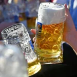 menschen-stossen-mit-bier-auf-dem-oktoberfest-an-archivbild-in-koeln-wird-es-naechstes-jahr-auch-ein.webp