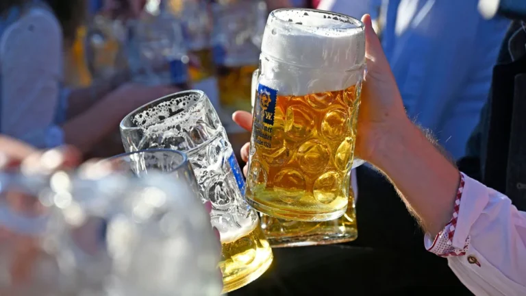menschen-stossen-mit-bier-auf-dem-oktoberfest-an-archivbild-in-koeln-wird-es-naechstes-jahr-auch-ein.webp