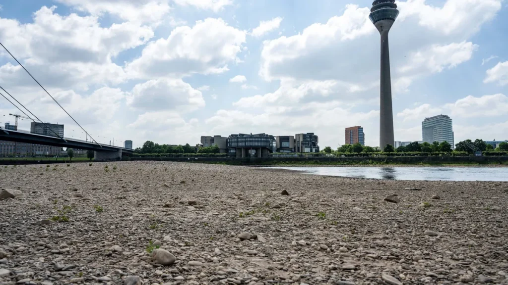 mitte-mai-2025-herrscht-am-rhein-in-oberkassel-trockenheit-auf-deutschland-kommt-wohl-ein-sommer-der.webp