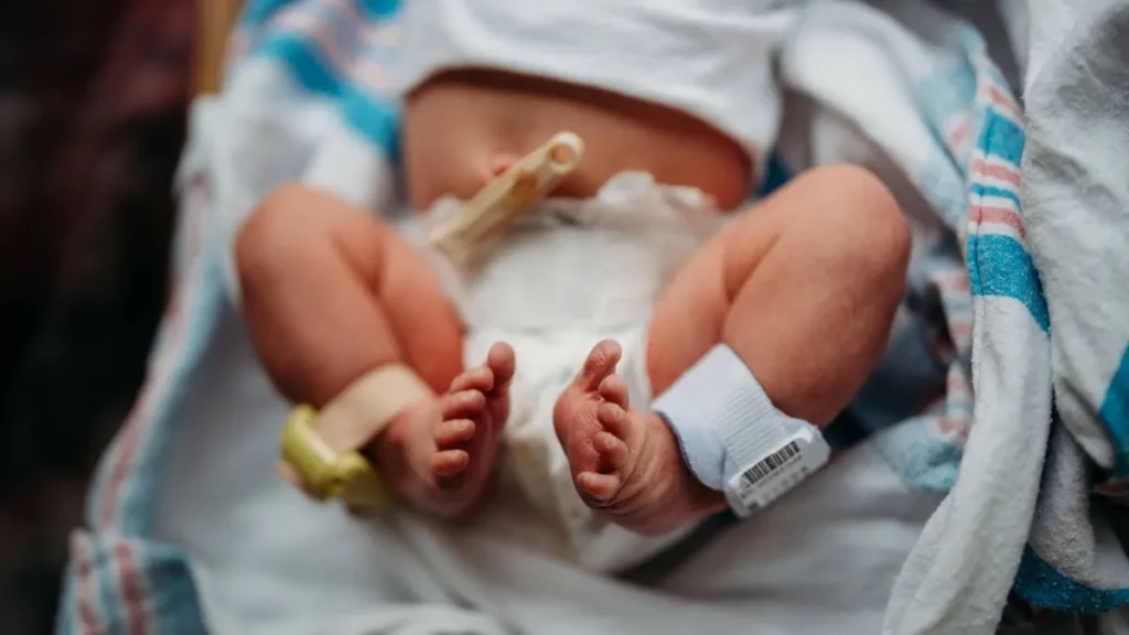 newborn-baby-in-hospital-with-bare-feet-beaver-west-virginia-united-states-cr-zvbj251103-1871573-01.webp