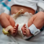 newborn-baby-in-hospital-with-bare-feet-beaver-west-virginia-united-states-cr-zvbj251103-1871573-01.webp