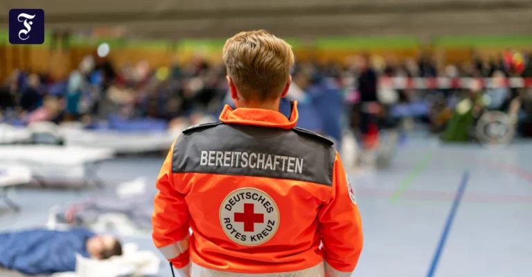 nuernberg-eine-helferin-steht.jpg.webp.webp