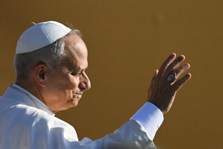 papa_saluto_profilo_afp.jpeg