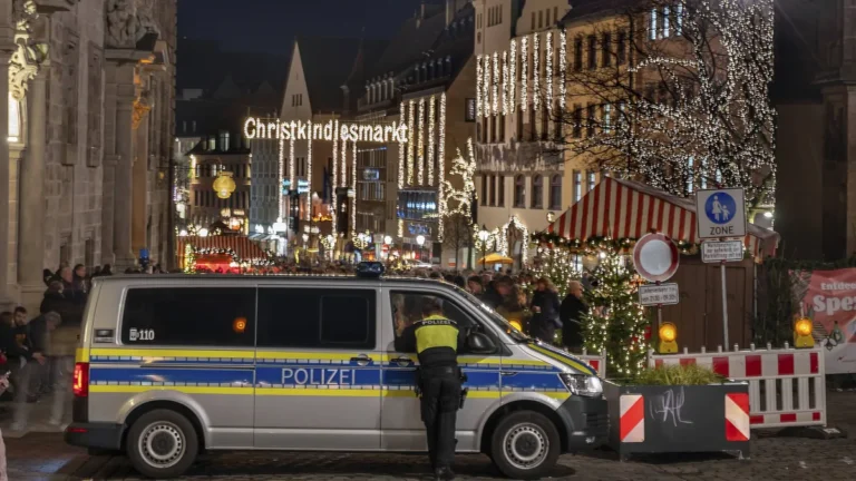 polizei-sichert-den-christkindlesmarkt-ab-links-der-alte-rathausbau-hauptmarkt-nuernberg-mittelfrank.webp
