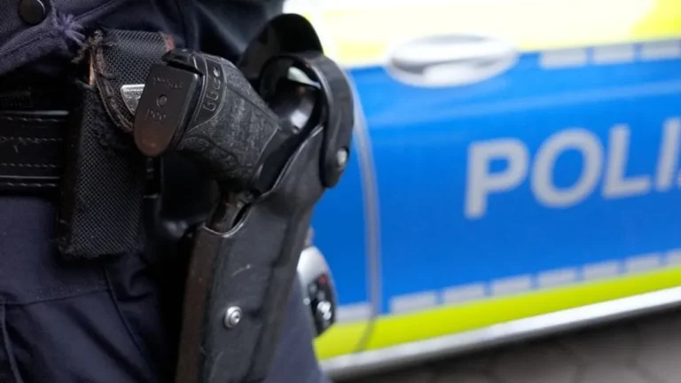 polizist-vor-einem-einsatzwagen-symbolbild-bei-einer-aktion-in-zwoelf-bundeslaendern-ist-die-polizei.webp